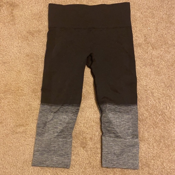 Lululemon Black/Gray Crop Leggings w/ Bag - Picture 3 of 4